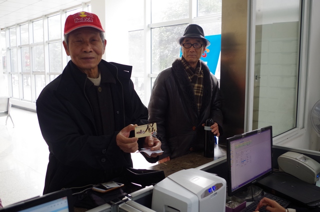 市民前來咨詢辦理&ldquo;交通一卡通&rdquo;.jpg