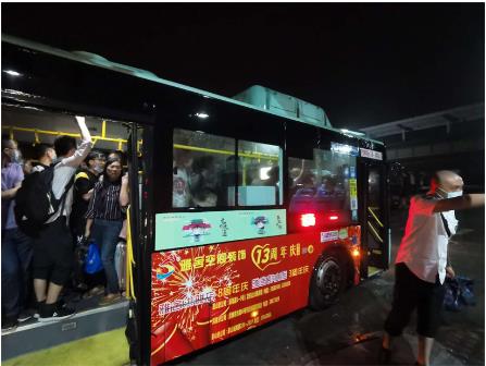 暴雨無(wú)情 公交有愛(ài) ——風(fēng)雨中的堅(jiān)守，因?yàn)槲覀兪枪蝗? width=